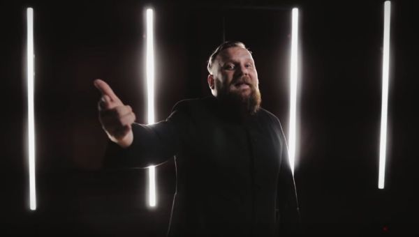 Ksiądz Tomasz Gerek raper w teledysku do piosenki "T. M. B. J. vol.1" duetu RapBrothers