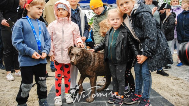 Dzieci przy pomniku psa Miśka w Wołominie