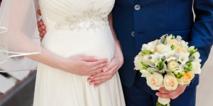 Ślub w ciąży: argumenty za i przeciw. A może ślub razem z chrztem dziecka?