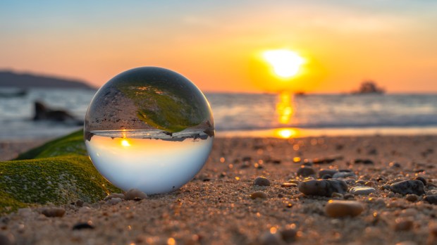 kryształowa kula na plaży