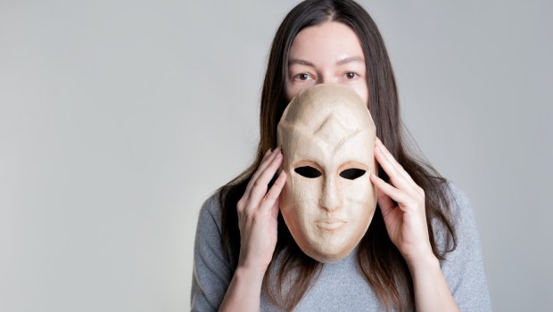 kobieta zdejmuje maskę z twarzy