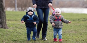 Szelki dla dzieci: wynalazek stulecia czy droga na skróty?