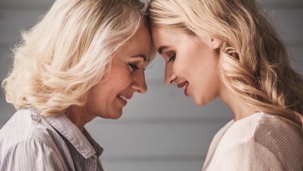 Matka z dorosłą córką bliskość
