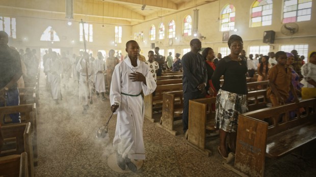 Msza w katolickim kościele św. Karola w Kano w Nigerii