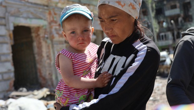 mama z dzieckiem w Mariupolu