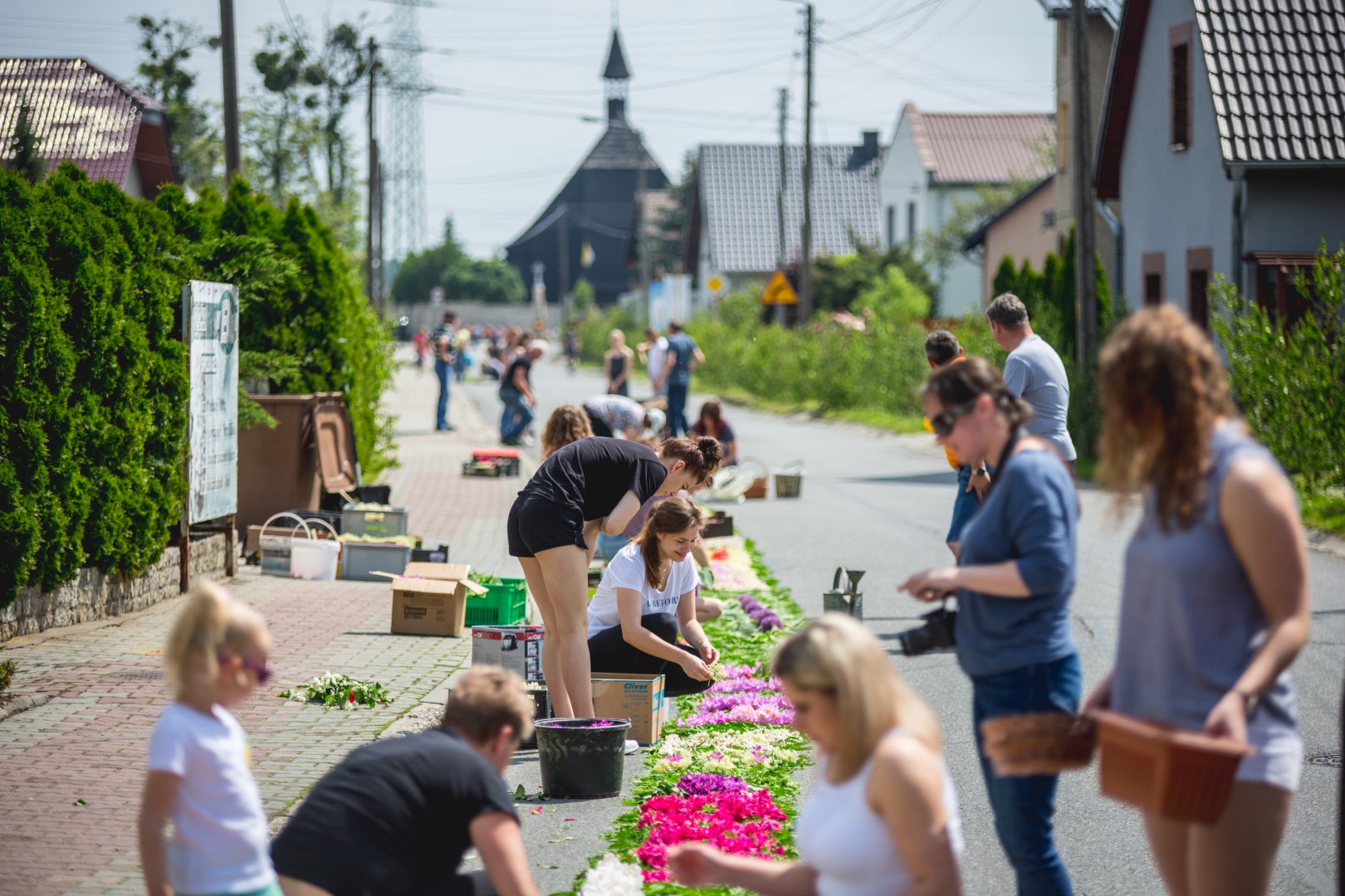 [GALERIA] Przejdź z nami po kwietnych dywanach. Ta tradycja angażuje całe wsie (część 1)