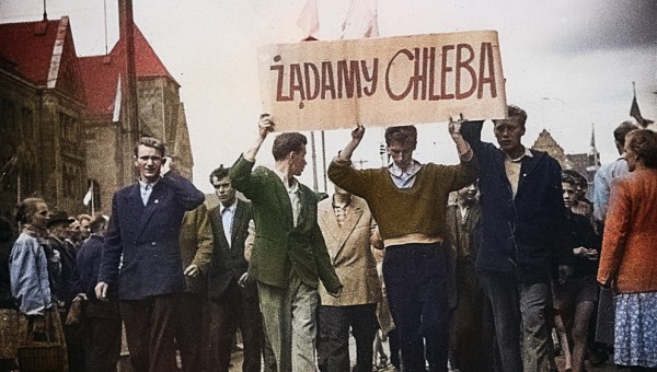 protestujący robotnicy w czerwcu 1956 r.