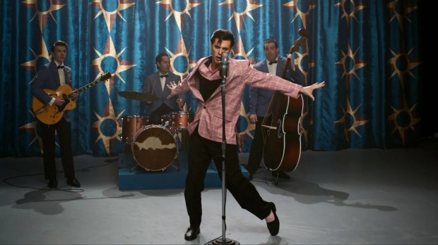 scena z filmu Elvis, biografii Elvisa Presleya