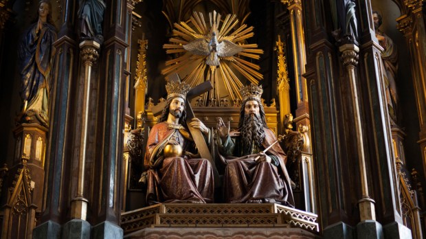 Przedstawienie Trójcy Świętej na drewnianym ołtarzu