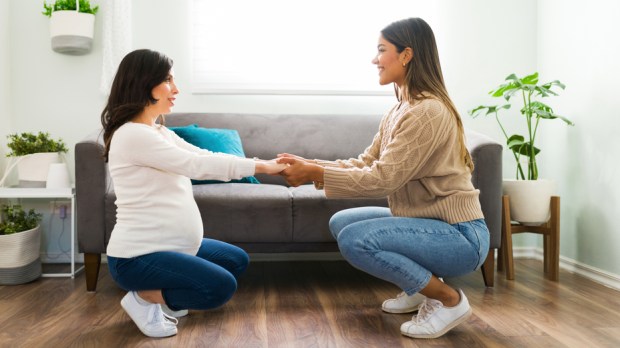 doula pomaga przyszłej mamie w przygotowaniach do porodu