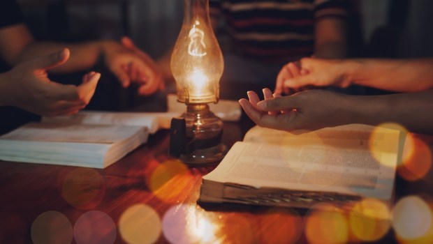 modlitwa wieczorna z Pismem Świętym przy świetle lampy