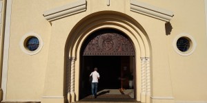 „Zejść z wycieraczki i wejść do wnętrza Kościoła – to pierwsze zadanie dla nas”. Homilia, którą trzeba usłyszeć