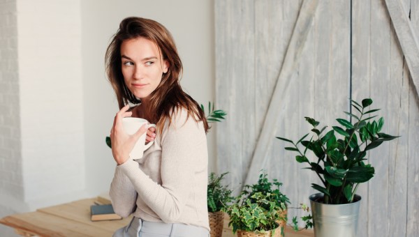 kobieta odpoczywa, ale męczą ją wyrzuty sumienia