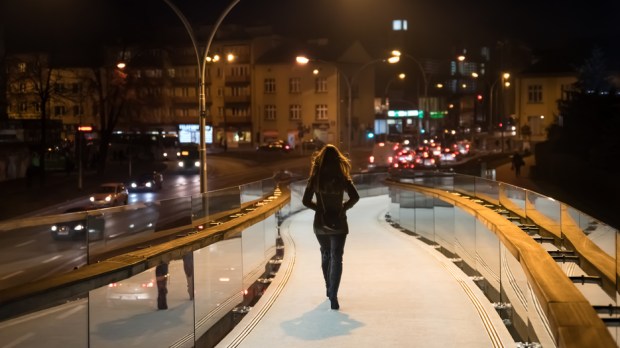 kobieta wraca późną porą do domu ulicami Rzeszowa
