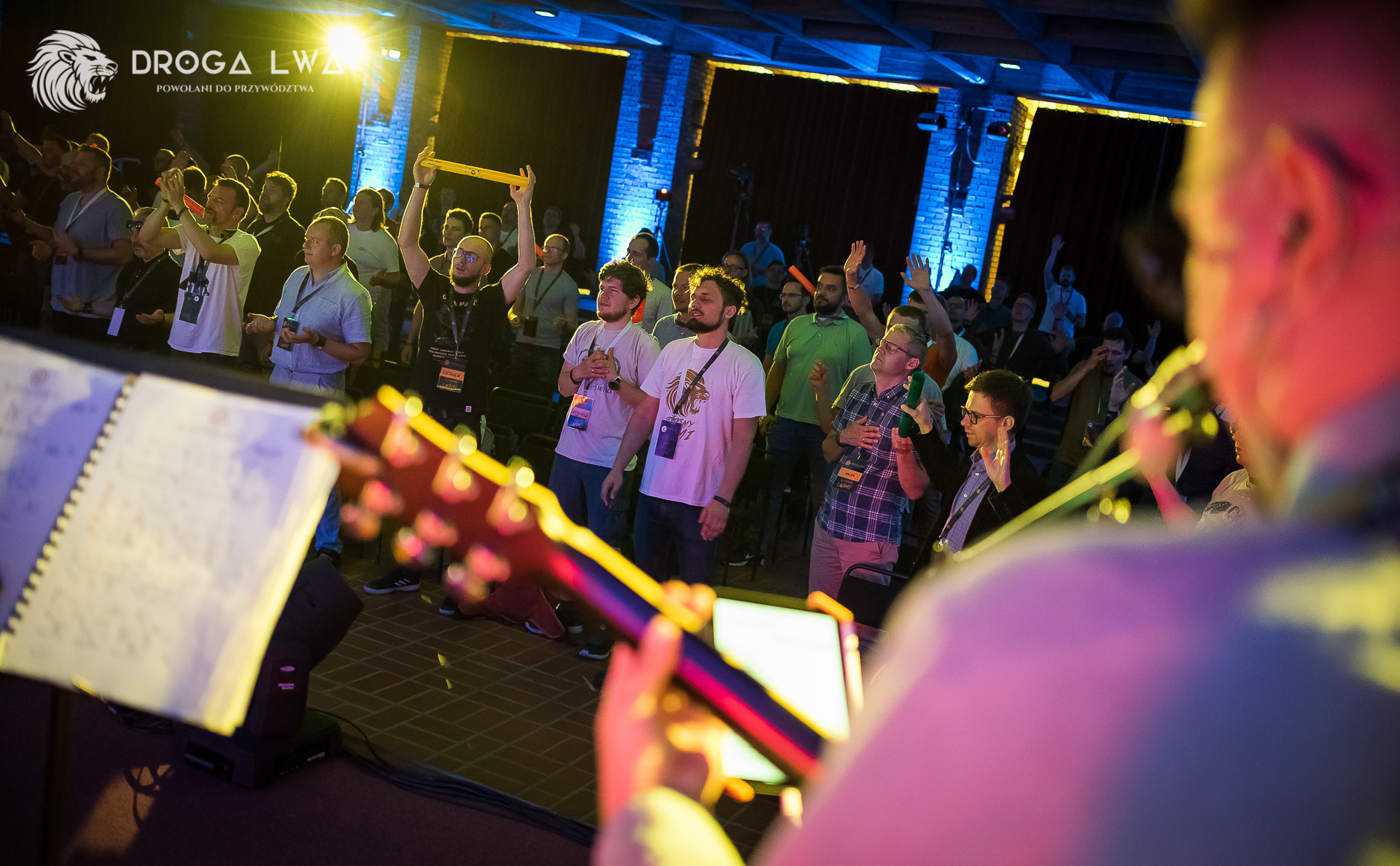 [GALERIA] 130 mężczyzn, którzy przyjmują Komunię i padają przed Bogiem na kolana. Droga Lwa