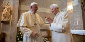 „Benedykt XVI jest święty i dyskretny”. Franciszek ponownie odniósł się do plotek o swojej rezygnacji