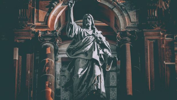posąg Jezusa Chrystusa we wnętrzu kościoła