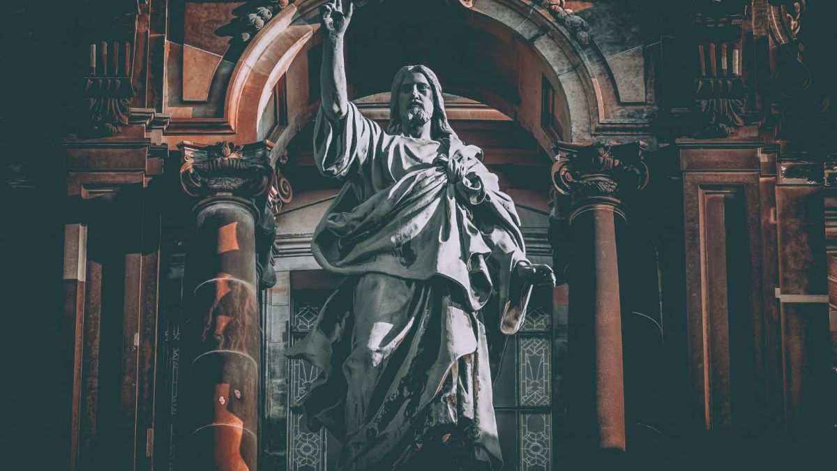 posąg Jezusa Chrystusa we wnętrzu kościoła
