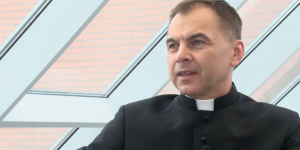 Terapia, pokuta, zakaz noszenia stroju. Białostocka kuria zdecydowała o losach ks. Andrzeja Dębskiego