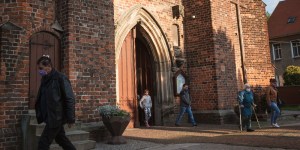 Gwałtowne tąpnięcie w religijności Polaków. Ilu z nich nie wróciło do kościołów po pandemii?