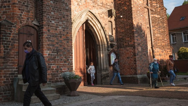 wierni wychodzący z kościoła