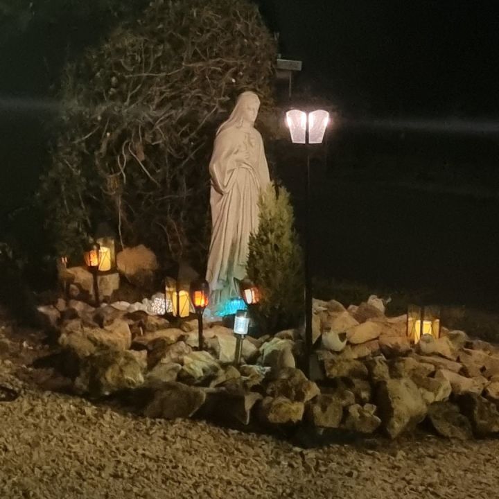 statua Maryi przy drodze