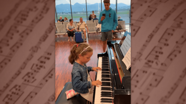 Martina Meola - sześciolatka gra na fortepianie na lotnisku