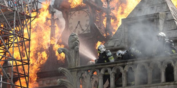 [GALERIA] „Notre-Dame płonie”. Wstrząsający i pełen emocji film Jean-Jacquesa Annaud wkrótce w kinach!