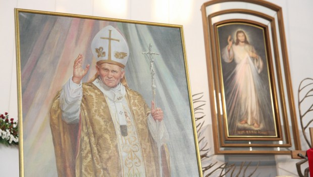 obrazy Jana Pawła II i Jezusa Miłosiernego w Krakowie-Łagiewnikach