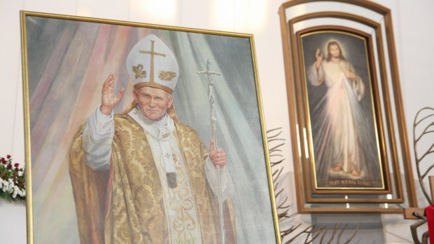 obrazy Jana Pawła II i Jezusa Miłosiernego w Krakowie-Łagiewnikach