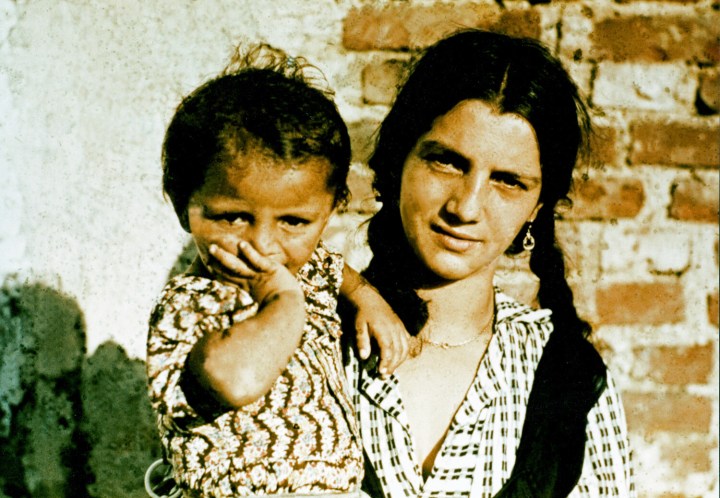 Kobieta z dzieckiem należąca do społeczności Romów zamieszkujących Niemcy w 1938 r.