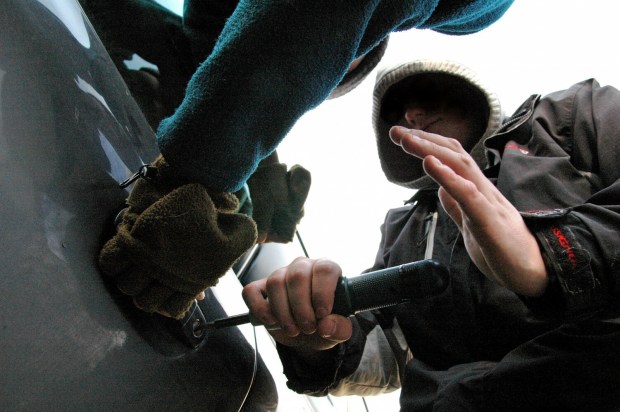 włamanie do samochodu