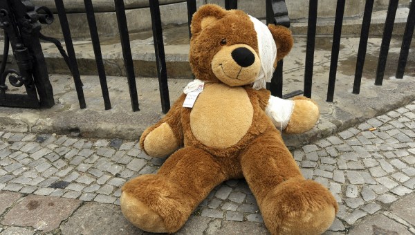 pluszowy miś oklejony plastrami - symbol przemocy wobec dzieci