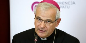 Biskup oskarżony o molestowanie stanowczo odpowiada: kłamstwa i pomówienia