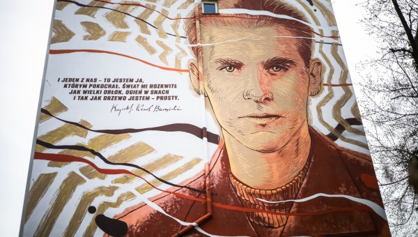 Krzysztof Kamil Baczyński na muralu w Warszawie