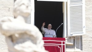 papież Franciszek podczas modlitwy Anioł Pański