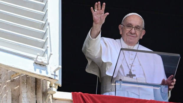 papież Franciszek pozdrawia wiernych z okna Pałacu Apostolskiego
