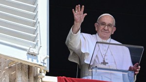 papież Franciszek pozdrawia wiernych z okna Pałacu Apostolskiego