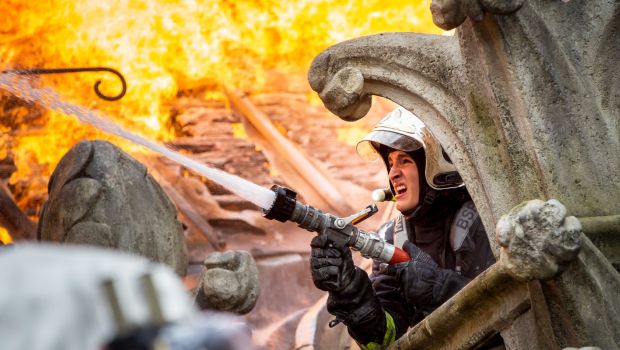 scena z planu filmu "Notre-Dame płonie"