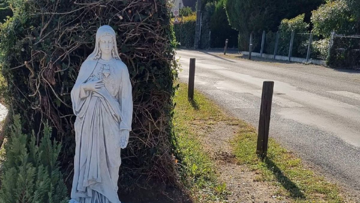 statua Maryi przy drodze