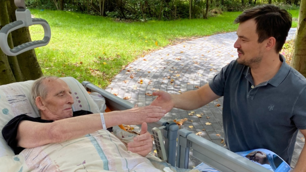 Dawid Ogrodnik odwiedził chorego w Puckim Hospicjum pw. św. Ojca Pio