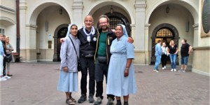 Popłakał się przed obrazem Maryi. Włoski ksiądz-pielgrzym dotarł na Jasną Górę