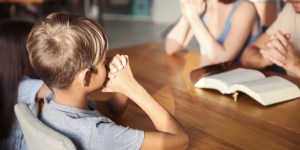 Biblia – czy warto czytać ją z dziećmi?