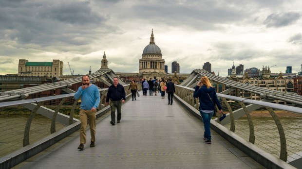 Londyn, ludzie przechodzą przez most z katedrą św. Pawła w tle