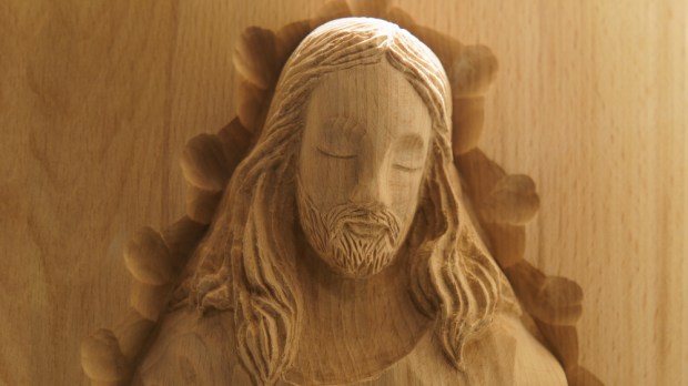 drewniana płaskorzeźba Chrystusa