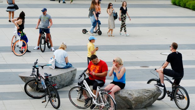 ludzie odpoczywaja na bulwarach wiślanych w Warszawie