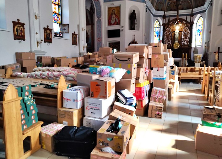 paczki z pomocą dla mieszkańców Ukrainy złożone w jednym z kościołów