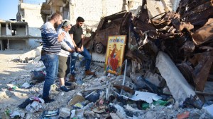 Modlitwa przed ikoną "Matki Bożej Bolesnej, Pocieszycielki Syryjczyków" w zrujnowanej wschodniej części Ghuty, 2019 r.