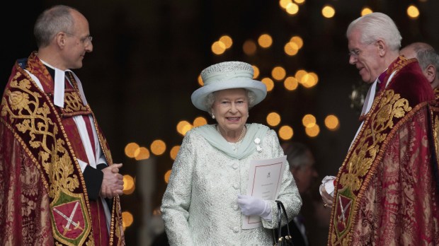 królowa Elżbieta II wychodzi z katedry św. Pawła w Londynie