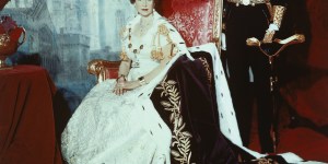 Narodziny, zaręczyny, koronacja. Zobacz zdjęcia z przełomowych momentów życia Elżbiety II [GALERIA]